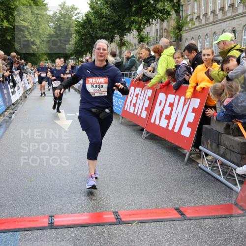 14.06.2026 - REWE Women's Run Strokosch-Dieckow http://msf.ph/oto/9786880 14.06.2026 10:11:10 Ziel 10140, 10499, 10514, 11328 meine-sportfotos.de