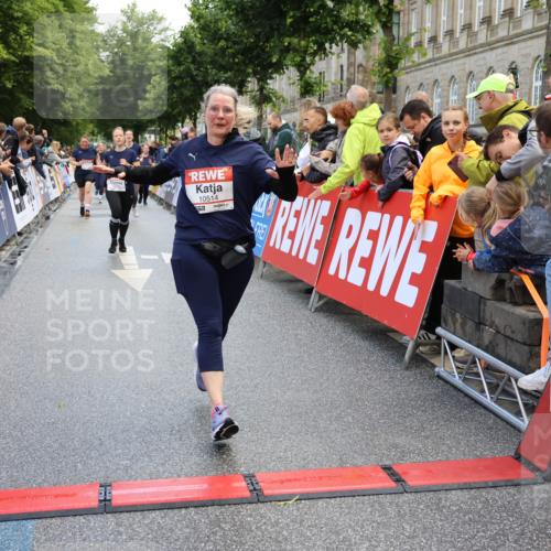 14.06.2026 - REWE Women's Run Strokosch-Dieckow http://msf.ph/oto/9786881 14.06.2026 10:11:10 Ziel 10140, 10499, 10514, 11328 meine-sportfotos.de