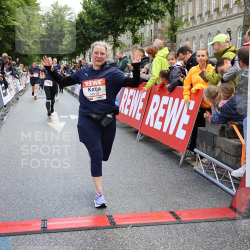 14.06.2026 - REWE Women's Run Strokosch-Dieckow http://msf.ph/oto/9786882 14.06.2026 10:11:10 Ziel 10140, 10499, 10514, 11328 meine-sportfotos.de