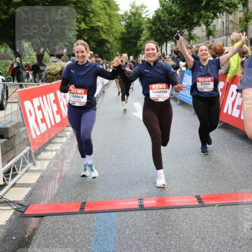 14.06.2026 - REWE Women's Run Strokosch-Dieckow http://msf.ph/oto/9786898 14.06.2026 10:11:17 Ziel 10140, 10429, 10468, 10514, 10821, 10834, 10985, 11124, 11328, 11450, 11451 meine-sportfotos.de