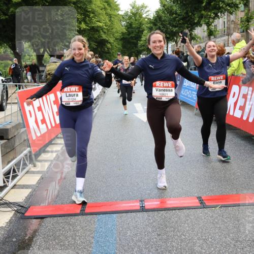 14.06.2026 - REWE Women's Run Strokosch-Dieckow http://msf.ph/oto/9786900 14.06.2026 10:11:17 Ziel 10140, 10429, 10468, 10514, 10821, 10834, 10985, 11124, 11328, 11450, 11451 meine-sportfotos.de
