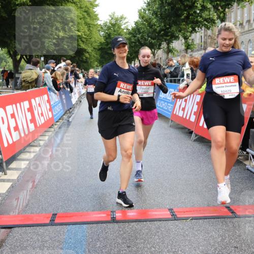 14.06.2026 - REWE Women's Run Strokosch-Dieckow http://msf.ph/oto/9786907 14.06.2026 10:11:22 Ziel 10053, 10111, 10406, 10429, 10468, 10821, 10834, 10985, 11124, 11328, 11450, 11451, 11500 meine-sportfotos.de