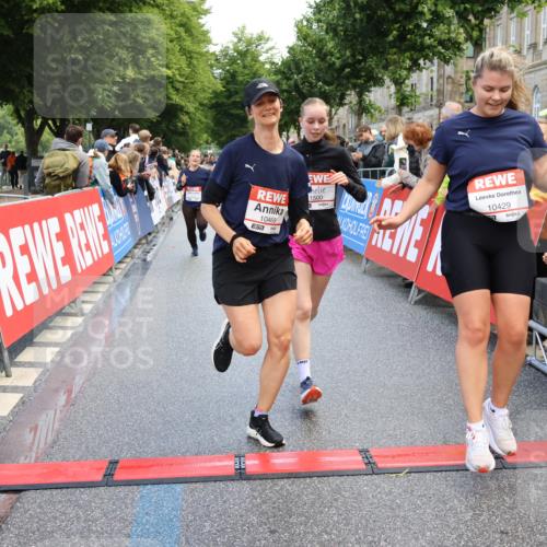 14.06.2026 - REWE Women's Run Strokosch-Dieckow http://msf.ph/oto/9786908 14.06.2026 10:11:22 Ziel 10053, 10111, 10406, 10429, 10468, 10821, 10834, 10985, 11124, 11328, 11450, 11451, 11500 meine-sportfotos.de