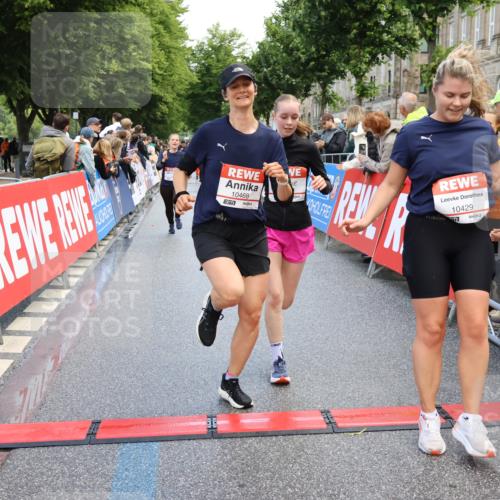 14.06.2026 - REWE Women's Run Strokosch-Dieckow http://msf.ph/oto/9786909 14.06.2026 10:11:22 Ziel 10053, 10111, 10406, 10429, 10468, 10821, 10834, 10985, 11124, 11328, 11450, 11451, 11500 meine-sportfotos.de