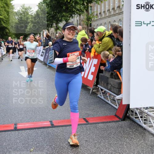 14.06.2026 - REWE Women's Run Strokosch-Dieckow http://msf.ph/oto/9786940 14.06.2026 10:11:41 Ziel 10180, 10240, 10258, 10606, 11260, 11488 meine-sportfotos.de