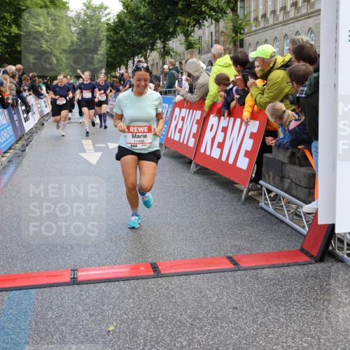 14.06.2026 - REWE Women's Run Strokosch-Dieckow http://msf.ph/oto/9786943 14.06.2026 10:11:42 Ziel 10180, 10240, 10258, 11017, 11260, 11488 meine-sportfotos.de