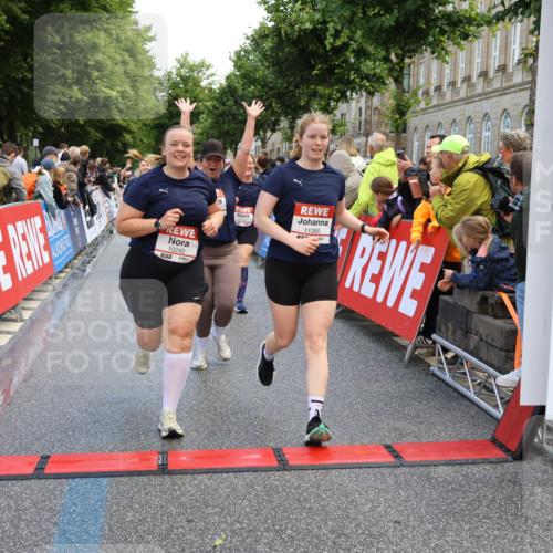 14.06.2026 - REWE Women's Run Strokosch-Dieckow http://msf.ph/oto/9786947 14.06.2026 10:11:45 Ziel 10001, 10002, 10003, 10004, 10180, 10240, 10254, 10734, 11017, 11260, 11488 meine-sportfotos.de