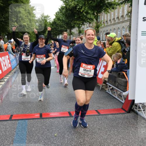 14.06.2026 - REWE Women's Run Strokosch-Dieckow http://msf.ph/oto/9786960 14.06.2026 10:11:48 Ziel 10001, 10002, 10003, 10004, 10005, 10130, 10137, 10180, 10240, 10254, 10734, 10981, 11017, 11260, 11488, 11495 meine-sportfotos.de