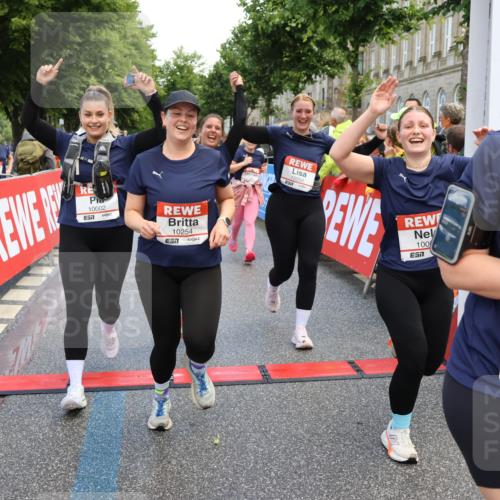 14.06.2026 - REWE Women's Run Strokosch-Dieckow http://msf.ph/oto/9786966 14.06.2026 10:11:49 Ziel 10001, 10002, 10003, 10004, 10005, 10130, 10137, 10240, 10254, 10734, 10981, 11017, 11260, 11488, 11495 meine-sportfotos.de