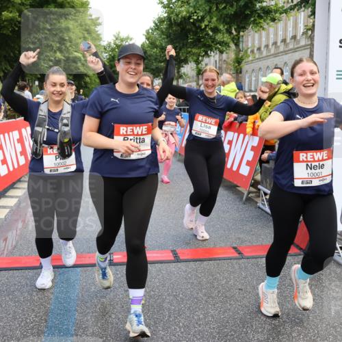 14.06.2026 - REWE Women's Run Strokosch-Dieckow http://msf.ph/oto/9786968 14.06.2026 10:11:49 Ziel 10001, 10002, 10003, 10004, 10005, 10130, 10137, 10240, 10254, 10734, 10981, 11017, 11260, 11488, 11495 meine-sportfotos.de