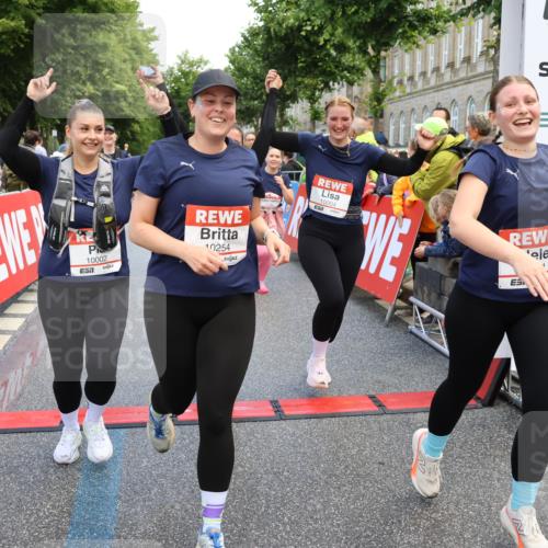 14.06.2026 - REWE Women's Run Strokosch-Dieckow http://msf.ph/oto/9786969 14.06.2026 10:11:49 Ziel 10001, 10002, 10003, 10004, 10005, 10130, 10137, 10240, 10254, 10734, 10981, 11017, 11260, 11488, 11495 meine-sportfotos.de