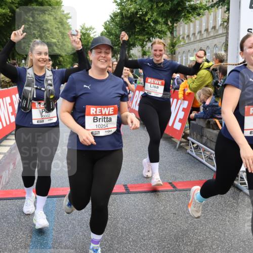 14.06.2026 - REWE Women's Run Strokosch-Dieckow http://msf.ph/oto/9786970 14.06.2026 10:11:49 Ziel 10001, 10002, 10003, 10004, 10005, 10130, 10137, 10240, 10254, 10734, 10981, 11017, 11260, 11488, 11495 meine-sportfotos.de