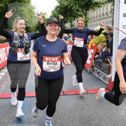 14.06.2026 - REWE Women's Run Strokosch-Dieckow http://msf.ph/oto/9786971 14.06.2026 10:11:49 Ziel 10001, 10002, 10003, 10004, 10005, 10130, 10137, 10240, 10254, 10734, 10981, 11017, 11260, 11488, 11495 meine-sportfotos.de