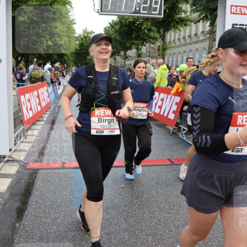 14.06.2026 - REWE Women's Run Strokosch-Dieckow http://msf.ph/oto/9786975 14.06.2026 10:11:51 Ziel 10001, 10002, 10003, 10004, 10005, 10130, 10137, 10240, 10247, 10254, 10734, 10981, 11017, 11260, 11495 meine-sportfotos.de