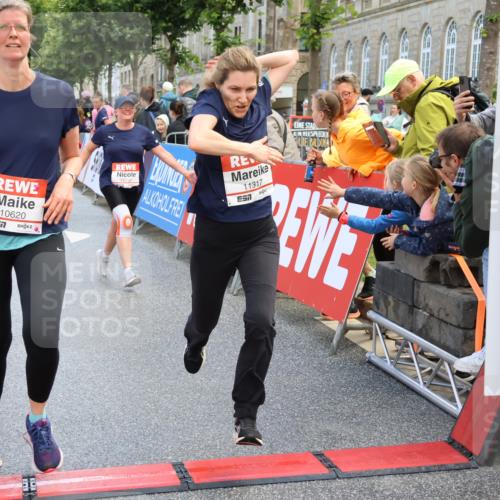 14.06.2026 - REWE Women's Run Strokosch-Dieckow http://msf.ph/oto/9787006 14.06.2026 10:12:11 Ziel 10036, 10298, 10620, 10769, 10770, 10913, 10975, 11317 meine-sportfotos.de
