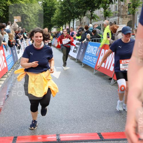 14.06.2026 - REWE Women's Run Strokosch-Dieckow http://msf.ph/oto/9787010 14.06.2026 10:12:12 Ziel 10036, 10298, 10620, 10769, 10770, 10913, 10975, 11019, 11317 meine-sportfotos.de