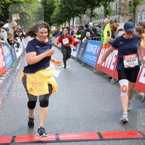 14.06.2026 - REWE Women's Run Strokosch-Dieckow http://msf.ph/oto/9787012 14.06.2026 10:12:12 Ziel 10036, 10298, 10620, 10769, 10770, 10913, 10975, 11019, 11317 meine-sportfotos.de