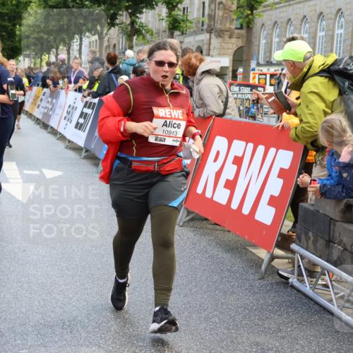 14.06.2026 - REWE Women's Run Strokosch-Dieckow http://msf.ph/oto/9787018 14.06.2026 10:12:14 Ziel 10036, 10298, 10357, 10620, 10913, 10975, 11019, 11317 meine-sportfotos.de