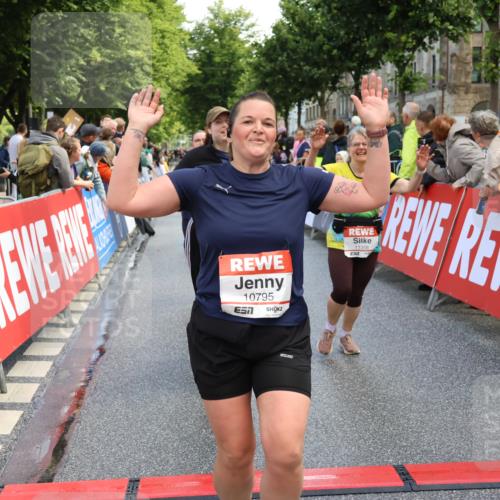 14.06.2026 - REWE Women's Run Strokosch-Dieckow http://msf.ph/oto/9787031 14.06.2026 10:12:21 Ziel 10357, 10710, 10795, 10913, 11012, 11019, 11142, 11349, 11358 meine-sportfotos.de