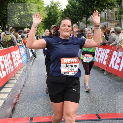 14.06.2026 - REWE Women's Run Strokosch-Dieckow http://msf.ph/oto/9787033 14.06.2026 10:12:21 Ziel 10357, 10710, 10795, 10913, 11012, 11019, 11142, 11349, 11358 meine-sportfotos.de