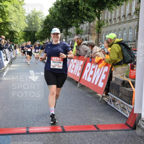14.06.2026 - REWE Women's Run Strokosch-Dieckow http://msf.ph/oto/9787058 14.06.2026 10:12:43 Ziel 10516, 10525, 10595, 10818, 11241 meine-sportfotos.de