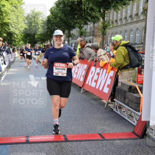 14.06.2026 - REWE Women's Run Strokosch-Dieckow http://msf.ph/oto/9787059 14.06.2026 10:12:43 Ziel 10516, 10525, 10595, 10818, 11241 meine-sportfotos.de