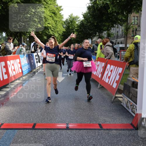 14.06.2026 - REWE Women's Run Strokosch-Dieckow http://msf.ph/oto/9787111 14.06.2026 10:13:12 Ziel 10125, 10145, 10146, 10147, 10148, 10283, 10362, 10408, 10502, 10537, 10571, 10695, 11143, 11166, 11348, 11420, 11437 meine-sportfotos.de