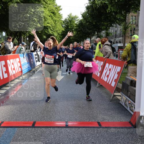 14.06.2026 - REWE Women's Run Strokosch-Dieckow http://msf.ph/oto/9787112 14.06.2026 10:13:13 Ziel 10125, 10145, 10146, 10147, 10148, 10283, 10362, 10408, 10502, 10537, 10571, 10695, 11143, 11166, 11348, 11420, 11437 meine-sportfotos.de