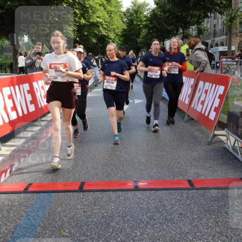 14.06.2026 - REWE Women's Run Strokosch-Dieckow http://msf.ph/oto/9787121 14.06.2026 10:13:15 Ziel 10125, 10283, 10362, 10408, 10502, 10537, 10571, 10695, 11113, 11143, 11166, 11340, 11348, 11420, 11437 meine-sportfotos.de