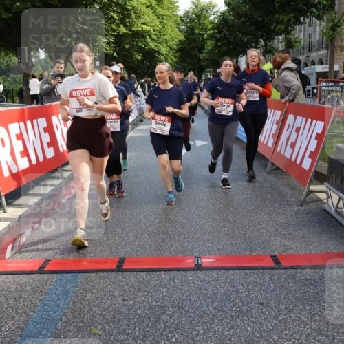 14.06.2026 - REWE Women's Run Strokosch-Dieckow http://msf.ph/oto/9787122 14.06.2026 10:13:15 Ziel 10125, 10283, 10362, 10408, 10502, 10537, 10571, 10695, 11113, 11143, 11166, 11340, 11348, 11420, 11437 meine-sportfotos.de