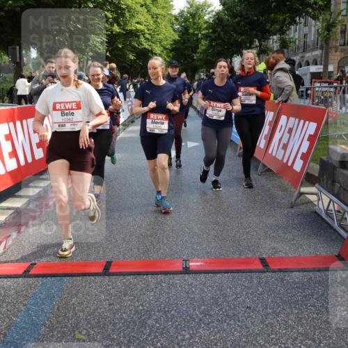 14.06.2026 - REWE Women's Run Strokosch-Dieckow http://msf.ph/oto/9787124 14.06.2026 10:13:15 Ziel 10125, 10283, 10362, 10408, 10502, 10537, 10571, 10695, 11113, 11143, 11166, 11340, 11348, 11420, 11437 meine-sportfotos.de