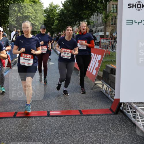 14.06.2026 - REWE Women's Run Strokosch-Dieckow http://msf.ph/oto/9787125 14.06.2026 10:13:16 Ziel 10283, 10362, 10502, 10537, 10571, 10695, 11113, 11143, 11166, 11340, 11348, 11420, 11437 meine-sportfotos.de