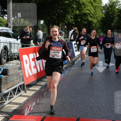 14.06.2026 - REWE Women's Run Strokosch-Dieckow http://msf.ph/oto/9787137 14.06.2026 10:13:21 Ziel 10186, 10283, 10297, 10362, 10366, 10502, 10695, 10887, 11113, 11143, 11166, 11282, 11340, 11348, 11420, 11437 meine-sportfotos.de