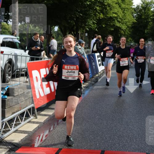 14.06.2026 - REWE Women's Run Strokosch-Dieckow http://msf.ph/oto/9787138 14.06.2026 10:13:22 Ziel 10186, 10297, 10362, 10366, 10502, 10695, 10887, 11113, 11143, 11166, 11282, 11340, 11420, 11437 meine-sportfotos.de