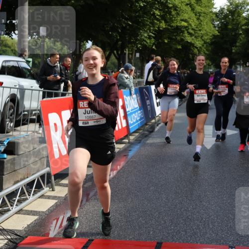 14.06.2026 - REWE Women's Run Strokosch-Dieckow http://msf.ph/oto/9787140 14.06.2026 10:13:22 Ziel 10186, 10297, 10362, 10366, 10502, 10695, 10887, 11113, 11143, 11166, 11282, 11340, 11420, 11437 meine-sportfotos.de