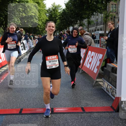 14.06.2026 - REWE Women's Run Strokosch-Dieckow http://msf.ph/oto/9787141 14.06.2026 10:13:23 Ziel 10186, 10297, 10362, 10366, 10502, 10695, 10887, 11113, 11143, 11166, 11282, 11340, 11420, 11437 meine-sportfotos.de