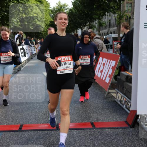 14.06.2026 - REWE Women's Run Strokosch-Dieckow http://msf.ph/oto/9787144 14.06.2026 10:13:23 Ziel 10186, 10297, 10362, 10366, 10502, 10695, 10887, 11113, 11143, 11166, 11282, 11340, 11420, 11437 meine-sportfotos.de