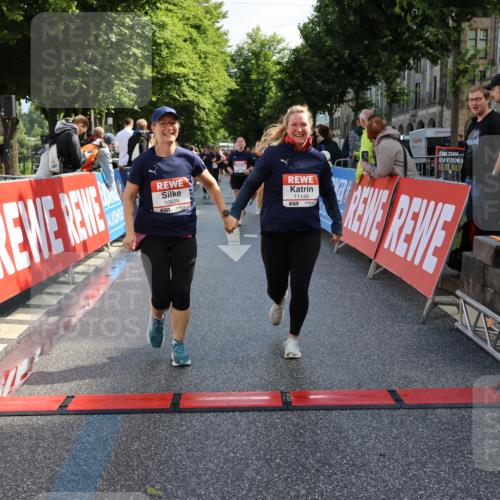 14.06.2026 - REWE Women's Run Strokosch-Dieckow http://msf.ph/oto/9787191 14.06.2026 10:14:01 Ziel 10384, 10625, 11149 meine-sportfotos.de