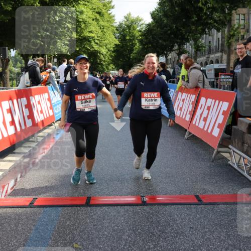 14.06.2026 - REWE Women's Run Strokosch-Dieckow http://msf.ph/oto/9787192 14.06.2026 10:14:01 Ziel 10384, 10625, 11149 meine-sportfotos.de