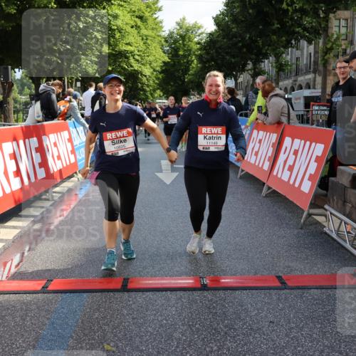 14.06.2026 - REWE Women's Run Strokosch-Dieckow http://msf.ph/oto/9787193 14.06.2026 10:14:01 Ziel 10384, 10625, 11149 meine-sportfotos.de
