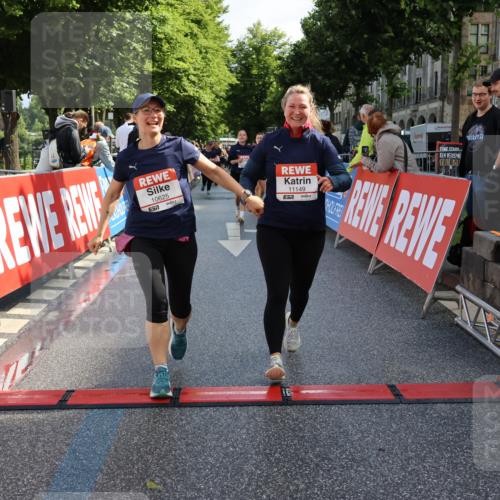 14.06.2026 - REWE Women's Run Strokosch-Dieckow http://msf.ph/oto/9787195 14.06.2026 10:14:01 Ziel 10384, 10625, 11149 meine-sportfotos.de