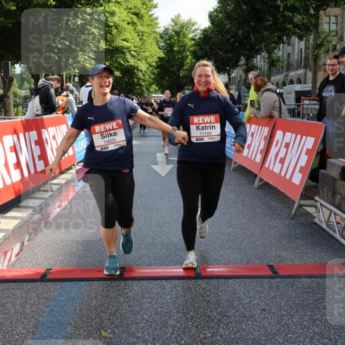 14.06.2026 - REWE Women's Run Strokosch-Dieckow http://msf.ph/oto/9787196 14.06.2026 10:14:01 Ziel 10384, 10625, 11149 meine-sportfotos.de