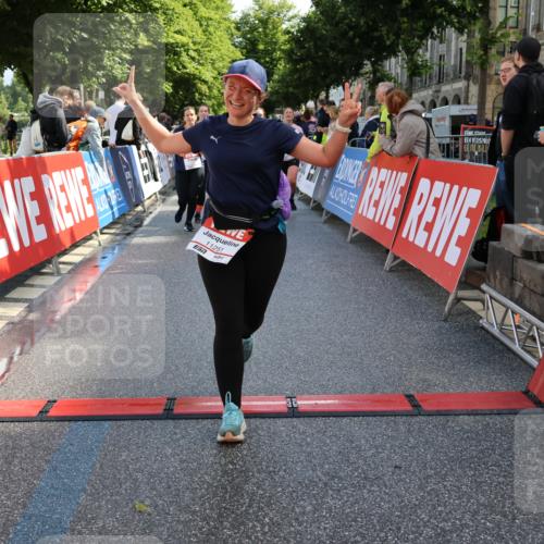 14.06.2026 - REWE Women's Run Strokosch-Dieckow http://msf.ph/oto/9787217 14.06.2026 10:14:09 Ziel 10040, 10241, 10384, 10555, 10596, 11149, 11251, 11445 meine-sportfotos.de