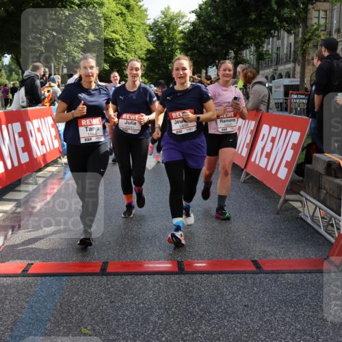 14.06.2026 - REWE Women's Run Strokosch-Dieckow http://msf.ph/oto/9787219 14.06.2026 10:14:12 Ziel 10040, 10241, 10321, 10384, 10458, 10498, 10536, 10555, 10596, 11251, 11445 meine-sportfotos.de
