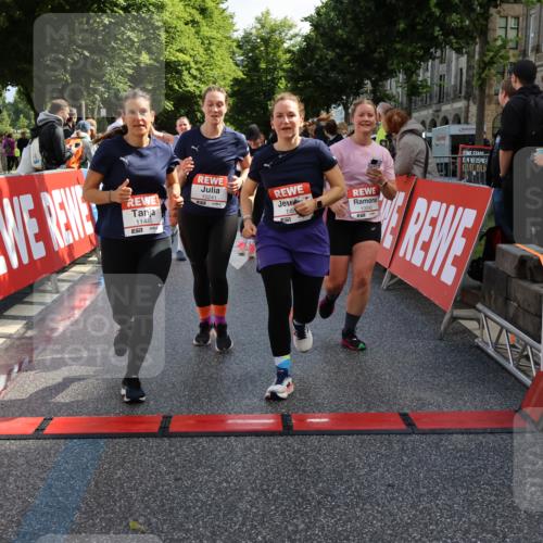 14.06.2026 - REWE Women's Run Strokosch-Dieckow http://msf.ph/oto/9787220 14.06.2026 10:14:12 Ziel 10040, 10241, 10321, 10384, 10458, 10498, 10536, 10555, 10596, 11251, 11445 meine-sportfotos.de
