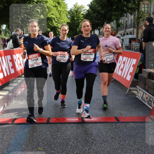 14.06.2026 - REWE Women's Run Strokosch-Dieckow http://msf.ph/oto/9787224 14.06.2026 10:14:12 Ziel 10040, 10241, 10321, 10384, 10458, 10498, 10536, 10555, 10596, 11251, 11445 meine-sportfotos.de