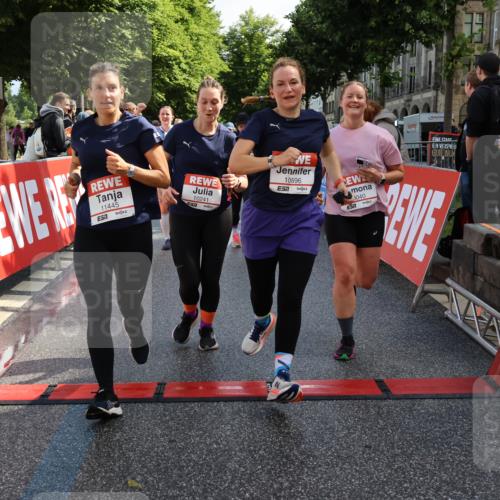 14.06.2026 - REWE Women's Run Strokosch-Dieckow http://msf.ph/oto/9787225 14.06.2026 10:14:12 Ziel 10040, 10241, 10321, 10384, 10458, 10498, 10536, 10555, 10596, 11251, 11445 meine-sportfotos.de