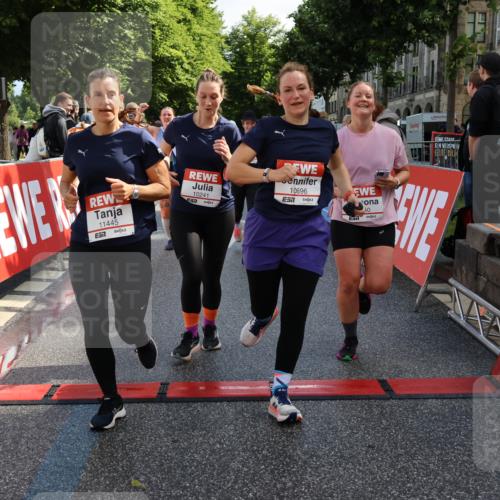 14.06.2026 - REWE Women's Run Strokosch-Dieckow http://msf.ph/oto/9787226 14.06.2026 10:14:12 Ziel 10040, 10241, 10321, 10384, 10458, 10498, 10536, 10555, 10596, 11251, 11445 meine-sportfotos.de