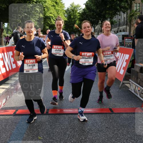 14.06.2026 - REWE Women's Run Strokosch-Dieckow http://msf.ph/oto/9787227 14.06.2026 10:14:12 Ziel 10040, 10241, 10321, 10384, 10458, 10498, 10536, 10555, 10596, 11251, 11445 meine-sportfotos.de