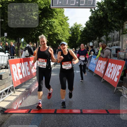 14.06.2026 - REWE Women's Run Strokosch-Dieckow http://msf.ph/oto/9787234 14.06.2026 10:14:16 Ziel 10040, 10241, 10321, 10336, 10452, 10458, 10498, 10536, 10596, 10711, 11251, 11445 meine-sportfotos.de